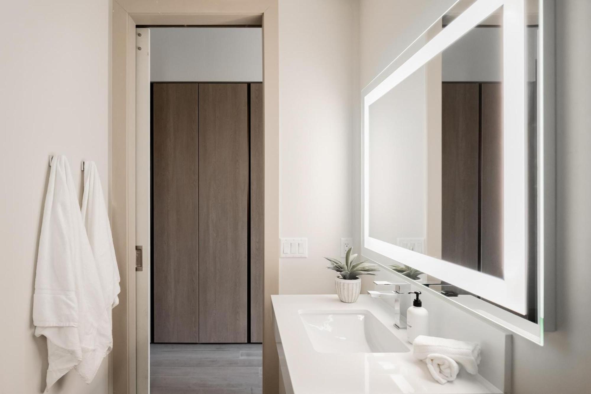 Brand New Condo - Walk To Empower Stadium - Tesoro デンバー エクステリア 写真